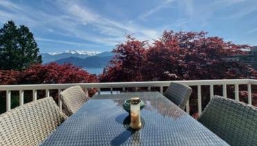 Atemberaubende Aussicht auf See und Berge