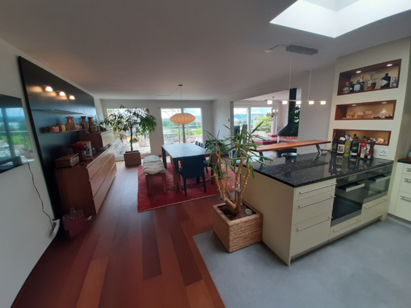 Attika Wohnung mit Spa, grosser Terrasse und Seesicht!